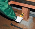 床下木部の含水率を測定